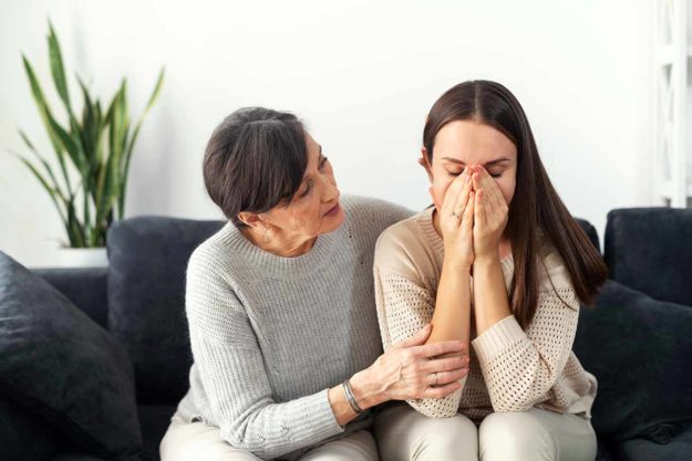 3-When-to-Seek-Treatment-for-Opioid-Addiction mother and daughter discussing opioid addiction treatment